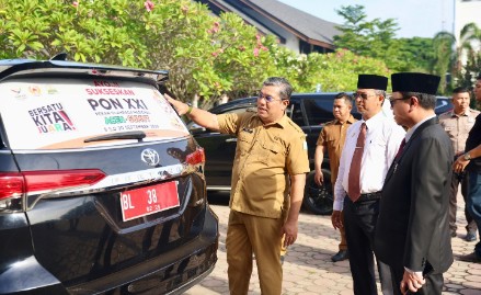 Penjabat Sekretaris Daerah Aceh, Azwardi AP, M.Si., didampingi Asisten Administrasi Umum Sekda Aceh, Dr. H. Iskandar, AP, dan Kepala Biro meninjau pemasangan stiker PON pada mobil dinas Setdda Aceh, di Halaman Belakang Kantor Gubernur Aceh, Senin, 27/5/2024