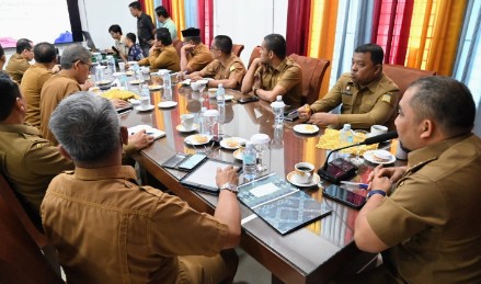 Sejumlah OPD Pemkab Aceh Besar mengikuti Rapat UMKM Bazar dalam rangka HUT Kota Jantho Tahun 2024 di Gedung Dekranasda, Gampong Gani, Kecamatan Ingin Jaya, Aceh Besar, Selasa (28/05/2024).FOTO/ MC ACEH BESAR