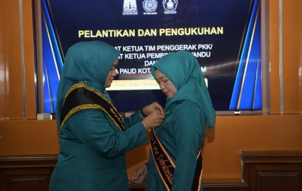 Penjabat Ketua Tim Penggerak PKK Aceh Mellani Subarni melantik dan mengukuhkan Siti Nahziah sebagai Penjabat Ketua Tim Penggerak PKK Kota  Subulussalam, Selasa 28 Mei 2024. Prosesi pelantikan dan pengukuhan berlangsung di Meuligoe Gubernur Aceh