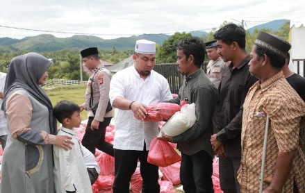 Pj Bupati Aceh Besar Muhammad Iswanto SSTP MM, saat menyerahkan bantuan sosial berupa 100 paket sembako untuk warga Kota Jantho dan sekitarnya, di komplek Jantho Sport City (JSC) Kota Jantho, Jum'at (31/5/2024).FOTO/ MC ACEH BESAR