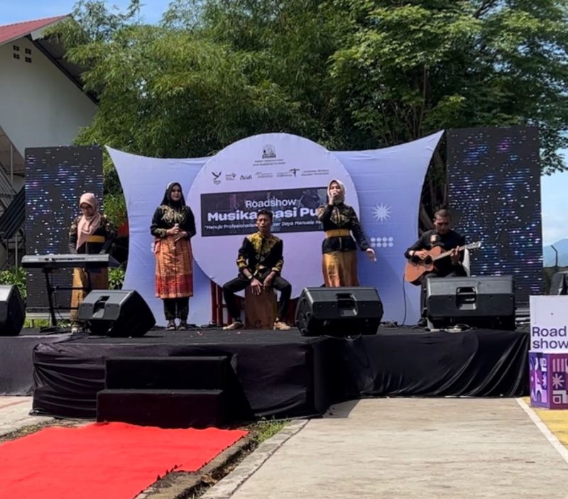 Peserta tampil di acara Roadshow Musikalisasi Puisi di Lapangan SMK 1,2,3 Lhong Raya, Kota Banda Aceh, Sabtu 18 Mei 2024.(Foto IST)