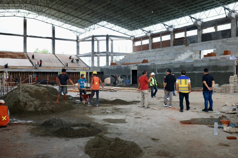 Asisten Perekonomian dan Pembangunan Sekda Aceh Zulkifli, selaku Wakil Ketua Harian 1 PB PON XXI Wilayah Aceh, meninjau sejumlah lokasi pengerjaan venue Cabang Olahraga Taekwondo yang akan digunakan pada Pekan Olahraga Nasional (PON) XXI Aceh-Sumut 2024, di Kawasan Pidie Convention Center, Minggu (23/6/2024).