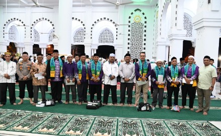 Sekdakab Aceh Besar, Drs Sulaimi MSi foto bersama seusai peusejuek dan pelepasan Jamaah Calon Haji Kabupaten Aceh Besar Tahun 2024 di Masjid Ath-Thahirah Gampong Lamcot, Kecamatan Darul Imarah, Aceh Besar, Minggu (02/06/2024) malam. FOTO/MC ACEH BESAR