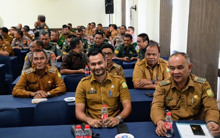 Sekdis Kesehatan Aceh Ferdiyus,SKM,M.Kes memberi sambutan dalam Rapat Koordlintas Program dan Lintas Sektor Pelaksana Kegiatan Intervensi Serentak Pencegahan Stunting di Permata Hati Centre, Gampong Meunasah Manyang, Kecamatan Ingin Jaya, Aceh Besar, Selasa (04/06/2024). FOTO/ MC ACEH BESAR