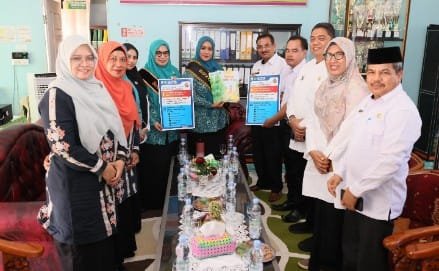 Bunda PAUD Aceh, Mellani Subarni, didampingi Bunda PAUD Aceh Jaya Mahdalena,  memantau dan mensosialisasikan penerapan program transisi dari PAUD ke sekolah dasar, di SDN 1 Calang, Rabu 5 Juni 2024. Jam 9-9:40