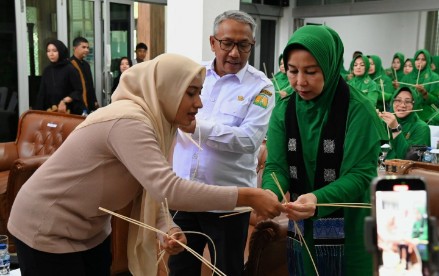 Ketua Persit Kartika Chandra Kirana Kodam IM Ny. Eva Niko Fahrizal menberikan cendera mata kepada Asisten 1 Sekdakab Aceh Besar Farhan AP pada kunjungan di Gedung Dekranasda, Gampong Gani, Kecamatan Ingin Jaya, Aceh Besar, Rabu (05/06/2024).FOTO/ MC ACEH BESAR