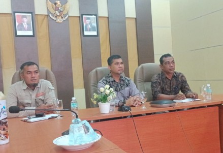 Tim Pengendalian Inflasi Daerah (TPID) Aceh Besar mengikuti Rakor Pembahasan Upaya Pengendalian Harga Komoditas Cabai Merah dan Bawang Merah secara virtual meeting di Kantor Bupati Aceh Besar, Kota Jantho (06/06/2024). FOTO/ MC ACEH BESAR