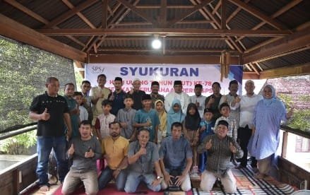 Foto bersama pengurus SPS Aceh bersama Ketua PWI Aceh pada peringatan HUT ke 78 SPS yang digelar di Kantor Media Pos Aceh, di Gampong Doy, Sabtu (8/6/2024). FOTO/ALFARIZI