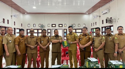 Foto bersama Pj Bupati Aceh Besar Muhammad Iswanto SSTP MM, dan para camat, pada penyerahan cenderamata untuk para imuem mesjid, mukim, meunasah, muazzin, khadam mesjid, MPU kecamatan serta para camat se Aceh Besar, di gedung UDKP Kecamatan Ingin Jaya, Kabupaten Aceh Besar, Senin (10/6/2024) sore.FOTO/ PROKOPIM ACEH BESAR