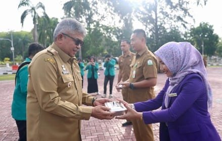 Penjabat Gubernur Aceh, Bustami, SE, M.Si., menjadi pembina apel Launching Tim Bersama Pemeriksaan Kesehatan Hewan Qurban Tahun 2024 di Aceh, kerja sama Pemerintah Aceh, Perhimpunan Dokter Hewan Indonesia Cabang Aceh dan Fakultas Kedokteran Hewan Universitas Syiah Kuala, di Halaman Kantor Gubernur Aceh, Selasa, 11/6/2024.