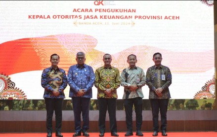 Pj. Gubernur Aceh, Bustami, SE. M. Si Menyampaikan Sambutan sekaligus memberikan ucapan selamat pada acara Pengukuhan Kepala Otoritas Jasa Keuangan (OJK) Provinsi Aceh di Anjong Monmata, Pendopo Gubernur Aceh, Banda Aceh, Selasa, 11/06/2024.