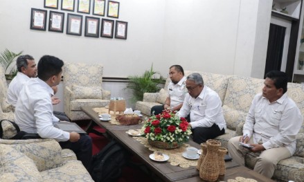 Pj Bupati Muhammad Iswanto didampingi Asisten I Sekdakab Farhan AP dan Kadis Pertanahan Aceh Besar Fuadi Akhmad menerima audiensi Kepala Kantor Pertanahan Kabupaten Aceh Besar, bertempat gedung Dekranasda Gp Gani, Kecamatan Ingin Jaya, Aceh Besar,Rabu (12/06/2024). FOTO/MC ACEH BESAR.