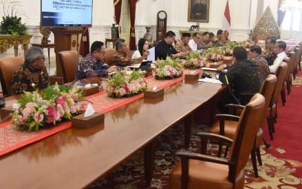Keterangan Foto: PJ Gubernur Aceh, Bustami Hamzah saat menghadiri Rapat Terbatas (Ratas) penyelenggaraan Pekan Olahraga Nasional (PON) 2024 di istana Negara bersama Presiden Republik Indonesia Joko Widodo, Kamis, 13 Juni 2024. (Foto: Sekretariat Kabinet)
