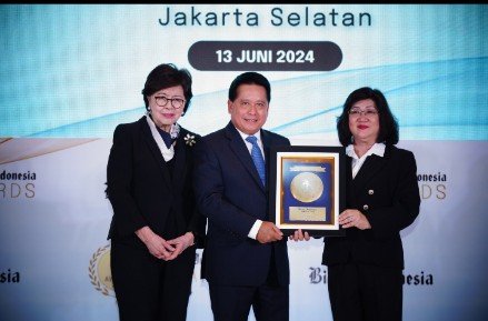 Direktur Utama Bank Syariah Indonesia Hery Gunardi  saat menerima penghargaan sebagai CEO of The Year dimana BSI juga dinobatkan sebagai Bank Syariah Terbaik di ajang Bisnis Indonesia Awards 2024 yang digelar di Raffles Hotel Jakarta, Kamis (13/6). PT Bank Syariah Indonesia Tbk. (BSI) di bawah kepemimpinan Direktur Utama Hery Gunardi terus mencatatkan capaian positif di tengah dinamika pemulihan pasca pandemi Covid-19 dan kondisi ekonomi yang penuh tantangan.