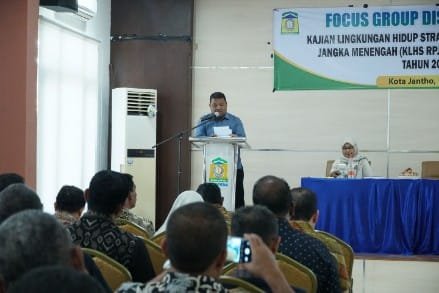 Sekdakab Aceh Besar Drs Sulaimi MSi membuka FGD Kajian Lingkungan Hidup Strategis di Bappeda Aceh Besar, Kota Jantho, Kamis (13/06/2024).FOTO/ MC ACEH BESAR