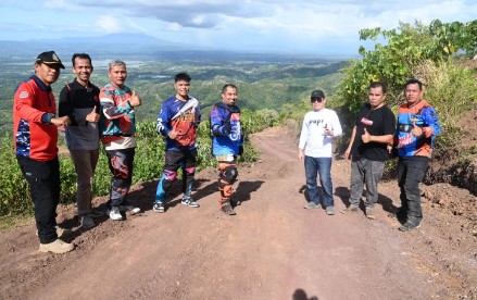 Pj Bupati Aceh Besar, Muhammad Iswanto, S.STP MM bersama Forkopimda Sekdakab Aceh Besar meninjau Venue Para Layang PON XXI di Gunung Tgk Diweueng, Gampong Lambirah, Kecamatan Sukamakur, Aceh Besar, Sabtu (15/06/2024). FOTO/MC ACEH BESAR