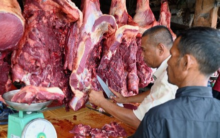 Seorang pedagang sedang memotong daging untuk para pembeli, di Pasar Induk Lambaro Kecamatan Ingin Jaya Aceh Besar, Minggu (16/6/2024).FOTO/ MC ACEH BESAR