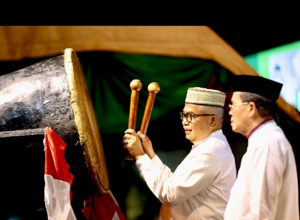 Penjabat Gubernur Aceh, Bustami, SE, M.Si., memberi sambutan sekaligus melepas peserta Pawai Takbir Keliling Malam Hari Raya Idul Adha 1445 H, di Depan Masjid Raya Baiturrahman Banda Aceh, Minggu, 16/6/2024