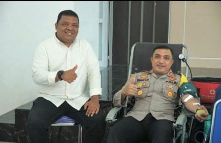 Sekda Aceh Besar Drs Sulaimi MSi mendampingi Kapolres Aceh Besar AKBP Dhani Catra Nugraha S.H.,S.I.K.,M.H saat melakukan donor darah di Aula Satya Haprabu Mapolres, Kota Jantho, Kamis (20/06/2024). FOTO/MC ACEH BESAR