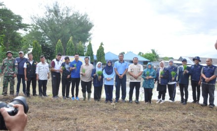 Pj Bupati Aceh Besar, Muhammad Iswanto SSTP MM, bersama Danlanud SIM Kolonel Pnb Hantarno Edi Sasmoyo M Han, Pj Ketua TP PKK Aceh Besar Cut Rezky Handayani SIP MM, Ketua Pia Ardhya Garini Lanud SIM Tasha Andhika Ayu Patiroi, Kadis Pertanian Aceh Besar Jakfar SP, Camat Blang Bintang M Kamil Zuhri SSTP MSi, dan Forkopimcam Blang Bintang, melakukan kegiatan tanam padi bersama di Kompleks Lanud SIM Blang Bintang, Aceh Besar, Jumat (21/06/2024).