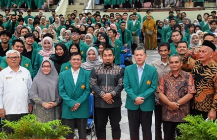 Pj Bupati Aceh Besar, Muhammad Iswanto, S.STP MM, Rektor USK, Prof. Dr. Ir. Marwan foto bersama seusai acara Pembekalan Kuliah Kerja Nyata (KKN), di Ruang Hall ACC Dayan Dawood, USK Darussalam, Banda Aceh, Sabtu (22/06/2024). FOTO/MC ACEH BESAR