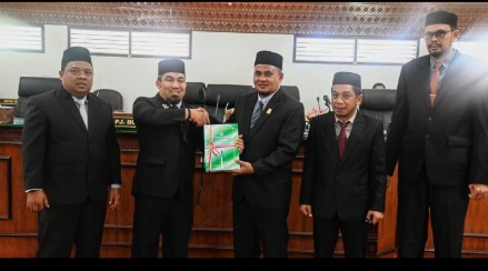 Pj Bupati Aceh Besar Muhammad Iswanto, S.STP MM didampingi Ketua TAPD sekaligus Sekda Aceh Besar Drs Sulaimi, menyerahkan Penyampaian Pengantar Nota Keuangan dan Rancangan Qanun Kabupaten Aceh kepada Wakil Ketua DPRK Zulfikar Azis SE yan didampingi Wakil Ketua Gunawan SE dan Sekwan Fata Muhammad, di Gedung DPRK Aceh Besar, Kota Jantho, Senin (24/06/2024). FOTO/MC ACEH BESAR