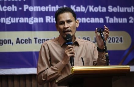 Asisten Perekonomian dan Pembangunan Sekda Aceh Zulkifli, menyampaikan sambutan sekaligus membuka Rapat koordinasi penanggulangan bencana tahun 2024 di Hotel Parkside Aceh tengah, Senin Malam (24/6/2024).Dalam Tema, Kolaborasi dan Sinergi Pemerintah Aceh - Pemerintah Kab/Kota Seluruh Aceh Menyukseskan Peringatan Bulan Pengurangan Risiko Bencana Tahun 2024