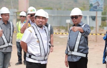 Pj Bupati Aceh Besar Muhammad Iswanto SSTP MM meninjau pembangunan Gedung Aneuk Muda Aceh Unggul dan Hebat, atau Amanah sebagai pusat Aceh kreatif hub yang berlokasi di kawasan Industri Aceh, Kia Ladong Aceh Besar, Rabu (26/06/2024). FOTO/PROKOPIM ACEH BESAR