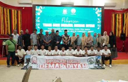 Foto bersama Pj Bupati Aceh Besar Muhammad Iswanto SSTP MM, Pimpinan Pesantren Modern Tgk Chiek Oemar Diyan Tgk H Fakhruddin Lahmuddin MPd, para kepala OPD, wali santri, dan para santri usai pelepasan, di Meuligoe Bupati Aceh Besar, Kota Jantho, pada Kamis (27/6/2024) sore. FOTO/ MC ACEH BESAR