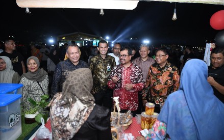 Penjabat Sekretaris Daerah Aceh, Azwardi AP, M.Si.,Meninjau Stand UMKM pada kegiatan Expo UMKM Aceh 2024 di lapangan blang padang, Banda Aceh, 28/06/2024