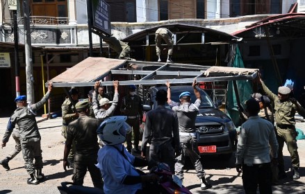 Petugas Satpol PP dan WH Aceh Besar membongkar kanopi pedagang yang berjualan di atas trotoal di kawasan Jalan Soekarna-Hatta, Kecamatan Darul Imarah, Aceh Besar, Sabtu (29/06/2024). FOTO/MC ACEH BESAR