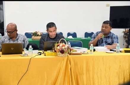 Sekdakab Aceh Besar, Drs Sulaimi MSi menyampaikan Laporan Keterangan Pertanggung Jawaban dalam rapat kinerja Badan Anggaran (Banggar) Pemkab Aceh Besar Tahun 2023 di Gedung Dekrnasda, Gampong Gani, Kecamatan Ingin Jaya, Aceh Besar, Sabtu (29/06/2024) malam. FOTO/MC ACEH BESAR