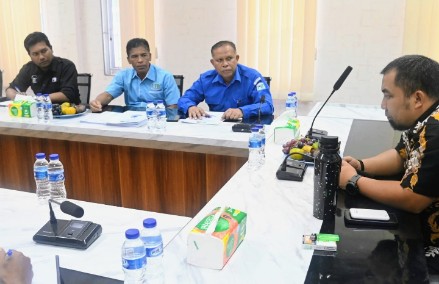 Pj Bupati Aceh Besar Muhammad Iswanto, S.STP MM memimpin rapat koordinasi dengan Direktur Utama PDAM Tirta Mountala Aceh Besar Ir Sulaiman MSi serta para Kepala OPD terkait tentang kekurangan air bersih di Kantor PDAM Tirta Mountala, Gampong Siron, Kecamatan Ingin Jaya, Aceh Besar, Kamis (27/06/2024). FOTO/MC ACEH BESAR