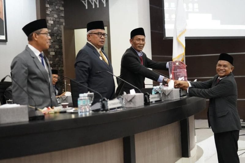 Ketua Pansus LKPJ Serahkan Rekomendasi DPRA. Foto: Humas DPRA