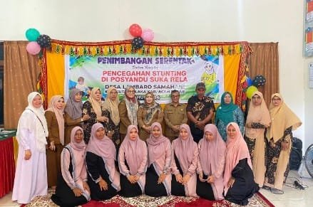 Foto bersama Kadinkes Aceh Besar Anita SKM MKes, para ASN di lingkungan Dinkes Aceh Besar, serta kader Posyandu dalam giat penimbangan serentak, di Kuta Malaka, Aceh Besar beberapa waktu lalu. FOTO/ DOK DINKES ACEH BESAR