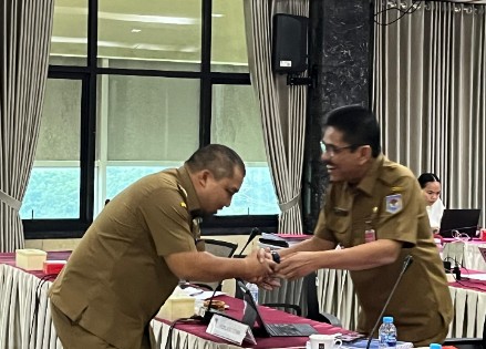 Pj Bupati Aceh Besar Muhammad Iswanto SSTP MM didampingi sejumlah kepala OPD mengikuti evaluasi kinerja  triwulan ke empat bersama tim evaluator Itjen Kemendagri, Senin (01/06/2024). FOTO/ PROKOPIM PEMKAB ACEH BESAR