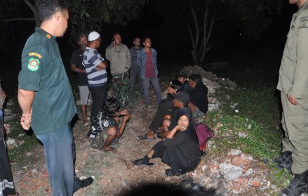 Petugas Satpol PP dan WH Aceh Besar menertibkan 6 gepeng di kawasan Peukan Bada Aceh Besar, Senin (1/7/2024).FOTO/ MC ACEH BESAR