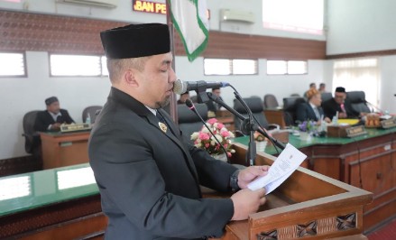 Pj Bupati Aceh Besar Muhammad Iswanto SSTP MM saat menyampaikan jawaban Bupati Aceh Besar atas pemandangan umum Fraksi-fraksi terhadap Rancangan Qanun Kabupaten Aceh Besar Tentang Pertanggungjawaban Pelaksanaan APBK Aceh Besar Tahun Anggaran 2023 dalam Rapat Paripurna DPRK Aceh Besar, di gedung DPRK Aceh Besar, Selasa (2/7/2024).FOTO/ PROKOPIM PEMKAB ACEH BESAR