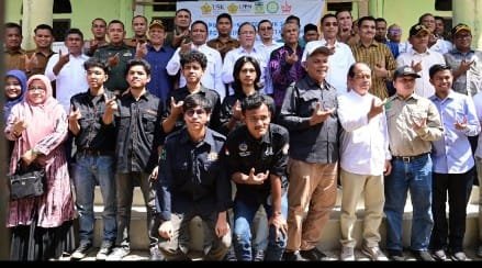 Staf Ahli bidang Perekonomian, pembangunan dan keuangan foto bersama dengan dosen dan mahasiswa Fakultas teknik usai membuka kegiatan PBMT XI-KKN Tematik tahun 2024, bertempat di Gampong Luthu Lamweu, kecamatan Suka Makmur, Aceh Besar, Selasa (02/07/2024) FOTO/ MC ACEH BESAR