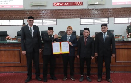 Pj Bupati Aceh Besar Muhammad Iswanto SSTP MM salam komando dengan Ketua DPRK Iskandar Ali SPd MSi usai menandatangani Rancangan Qanun tentang Laporan Pertanggungjawaban Pelaksanaan APBK Aceh Besar TA 2023, di Gedung DPRK Aceh Besar, Kota Jantho, Selasa (02/07/2024) sore. FOTO/PROKOPIM ACEH BESAR