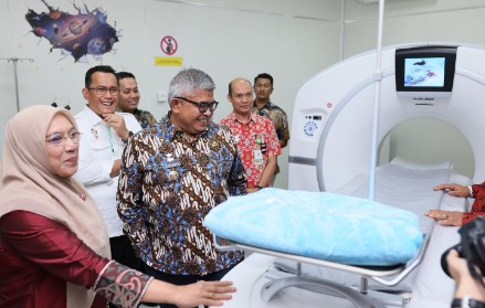 Pj Gubernur Aceh Bustami menyampaikan sambutan dan Meresmikan Layanan CT-Scan pada Rumah Sakit Ibu dan Anak, Kamis 4 /7/2024.