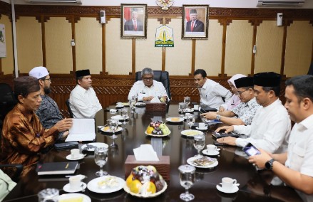 Pj Gubernur Aceh Bustami Menerima Audiensi Pimpinan MPU Aceh di Ruang kerja Gubernur Aceh , Jumat 5 /7/2024.