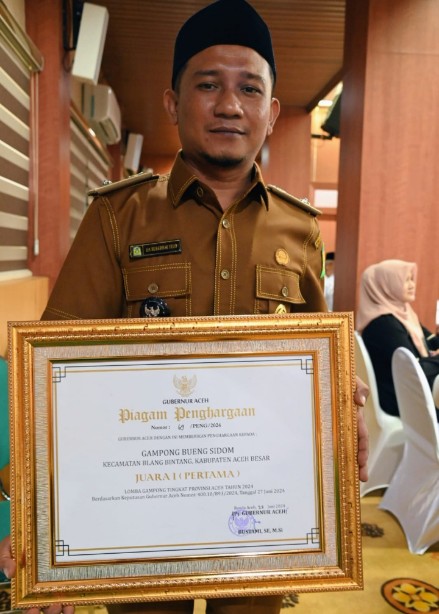 Pj Gubernur Aceh Bustami Hamzah SE MSi bersama Pj Bupati Aceh Besar Muhammad Iswanto, S.STP MM menyerahkan Piagam Penghargaan juara 1 lomba gampong tingkat Provinsi Aceh tahun 2024 Kepada Keuchik Bueng Sidom, Kecamatan Blang Bintang Aceh Besar di Gedung Serbaguna Setda Aceh, Banda Aceh, Jumat (05/97/2024). FOTO/MC ACEH BESAR