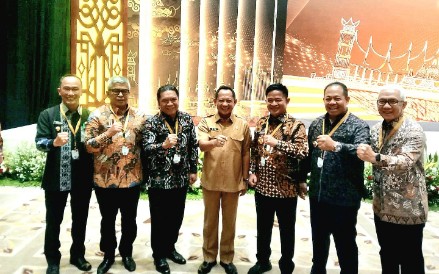 Foto : Foto bersama Pj Gubernur Aceh Bustami  bersama dengan Mendagri Tito Karnavian usai acara penyampaian laporan Hasil Pemeriksaan (LHP) BPK RI terhadap laporan keuangan Pemerintah Pusat di Jakarta Conventional Center, Senayan, Jakarta Senin 8 Juli 2024, acara dimulai pukul 09.00 Wib hingga pukul 11.00 Wib  | Foto : Humas BPPA