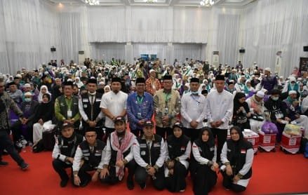 Pj. Sekda Aceh. Azwardi AP. M. Si didampingi Pj. Bupati Aceh Besar, Muhammad Iswanto, S.STP. M. Si dan Ka.Kemanag Aceh penyambutan Jemaah Haji Kloter Pertama Asal Aceh Besar dan Kota Sabang sekaligus penyerahan sumbangan Untuk Masjid Almabrur Asrama Haji di Embarkasi Aceh (BTJ) Tahun 1445H/2024M, Asrama Haji Banda Aceh, Rabu, 10/07/2024.