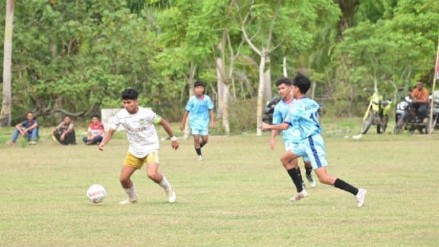 Salah satu pemain sepak bola Aceh Besar berebut bola dengan pemain Aceh Barat pada laga Aceh Besar kontra Bireun di Stadium Matang Rayeuk, Kecamatan Peudawa, Aceh Timur, Kamis (11/7/2024).