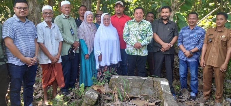 TRK bersama tokoh masyarakat melihat langsung situs serjarah raja yang ada di salah satu perusahaan desa Pulo Kruet Darul Makmur. Foto: Humas DPRA