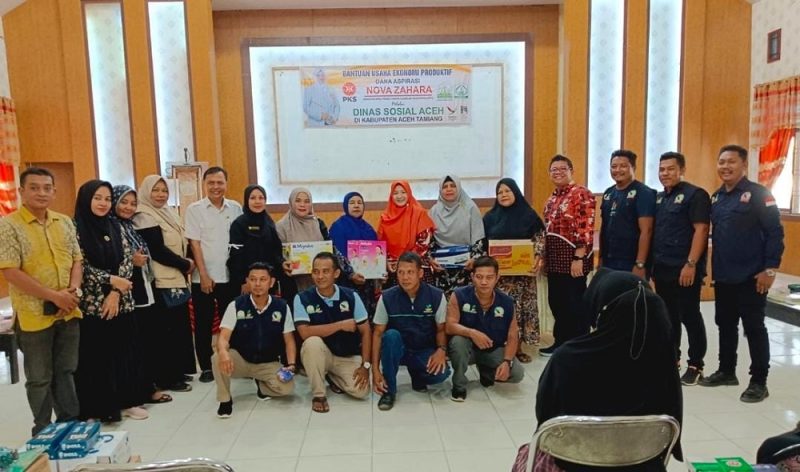 Anggota DPR Aceh dari Fraksi Partai Keadilan Sejahtera (PKS), Nova Zahara saat menyalurkan aspirasi untuk usaha ekonomi produktif kepada 35 peserta DTKS Dinas Sosial Kabupaten Aceh Tamiang di Acara di SKB Aceh Tamiang. Foto: Humas DPRA 