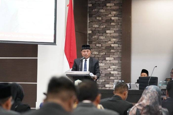 Juru Bicara Badan Anggaran DPR Aceh, Irpannusir dalam forum Rapat Paripurna Dewan Perwakilan Rakyat Aceh (DPRA) Tahun 2024 mengagendakan penyampaian Pendapat Badan Anggaran terhadap Rancangan Qanun Aceh tentang Pertanggungjawaban Pelaksanaan Anggaran Pendapatan dan Belanja Aceh (APBA) Tahun Anggaran 2023. (Foto: Dok/Pr)