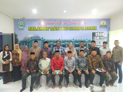 Ketua Badan Legislatif DPRA, Mawardi, M.SE serahkan Rancangan Qanun Aceh tentang Perlindungan Hak Perempuan yang diserahkan langsung ke MPU. (Foto: Dok/Pr)